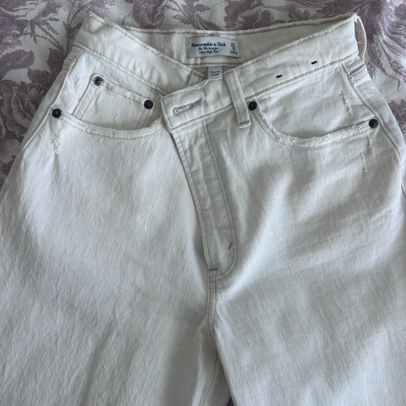 Abercrombie & Fitch Denim - Abercrombie & Fitch Curve Love 90s Straight Ultra High Rise Jeans in Cream